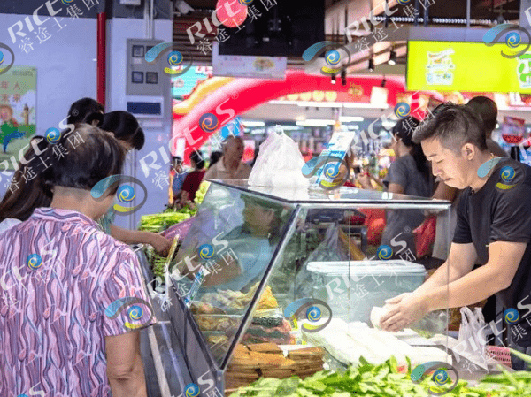 消費者正在智慧農貿市場購物